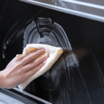 Szybki i prosty sposób na czyste szyby w piekarnikach - odkryj skuteczne metody czyszczenia