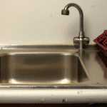 Czy warto montować umywalki stawiane na blat w swojej łazience?