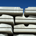 Jakie są zalety stosowania prefabrykatów betonowych w budownictwie?