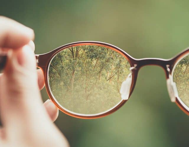 Okulary z filtrem światła niebieskiego – zalety i wady: Czy naprawdę chronią nasze oczy?